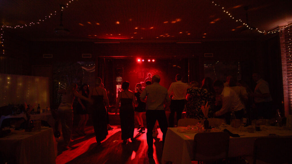 Kuinka valita hää DJ hääjuhlaan